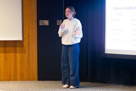 Ella Schlueter presenting her work at Quick Pitch Challenge